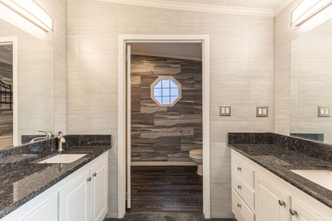 Building Photo - Florida living at its finest! 3/2 with a c...