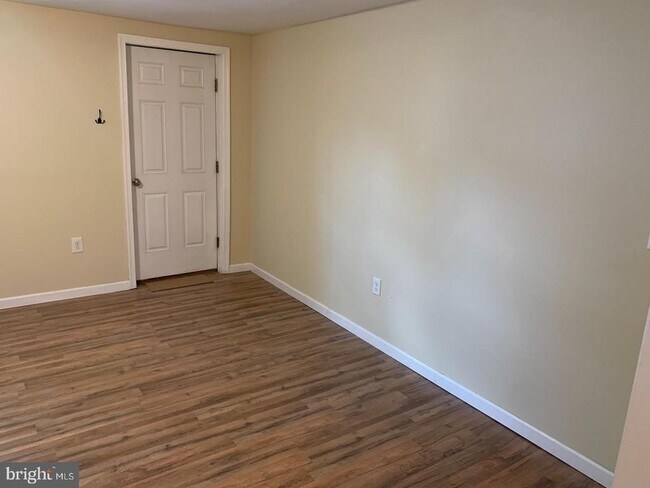 Building Photo - 881 Wedgewood Dr