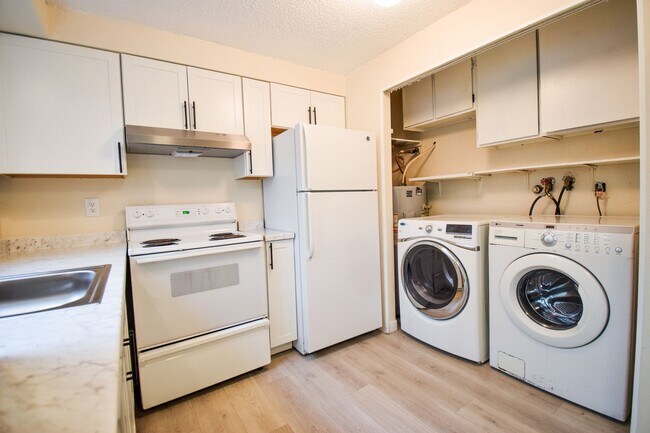 Building Photo - Newly Updated 2 BR Townhouse Apartment in SW Portland!