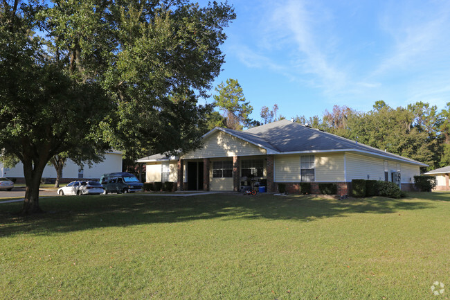Building Photo - Villas of Shady Oaks