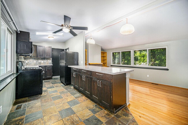 Building Photo - 1020 Traver Ct