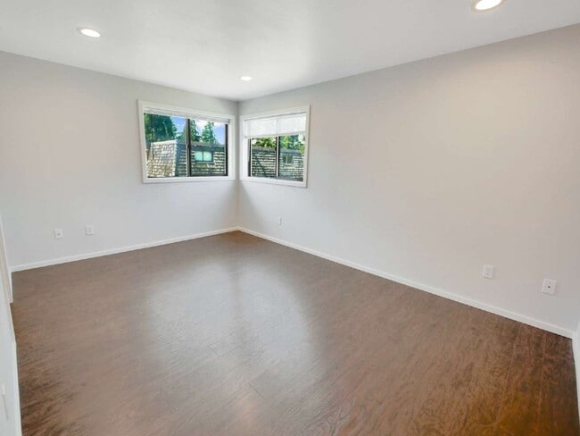 Building Photo - Rare Edmonds duplex now available! This side-by-side townhome-style unit features 2 bedrooms, 1.5...