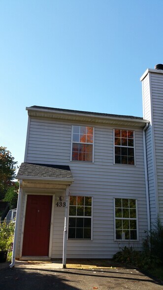 Building Photo - 433 Riverside Ave