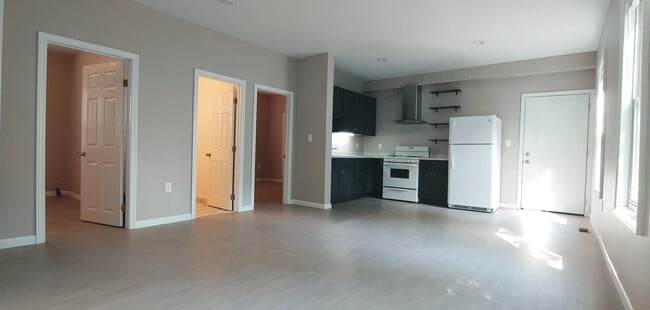 Open floor Dinning room, Living Room and Kitchen - 58 Paine St