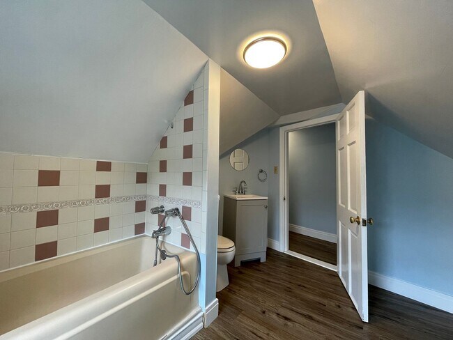 Building Photo - 139 W Hollis St