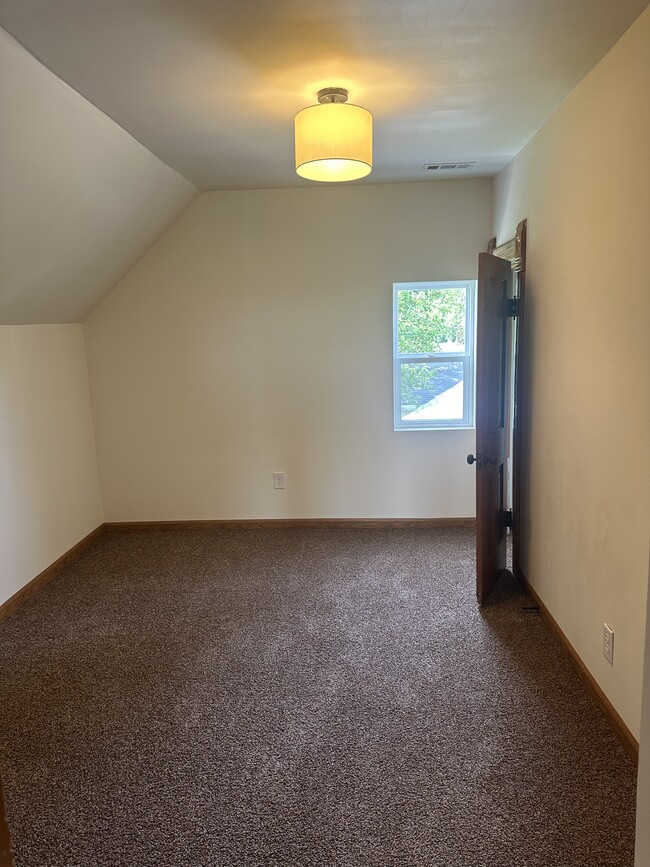 Room #4 - 700 W Main St