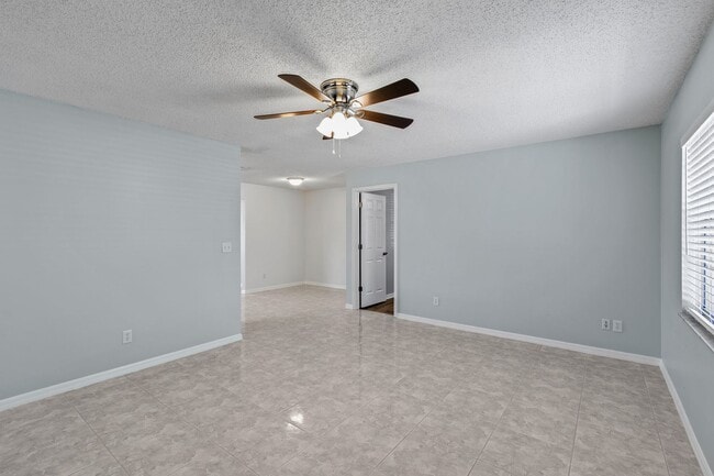 Building Photo - 2711 N Dellwood Dr