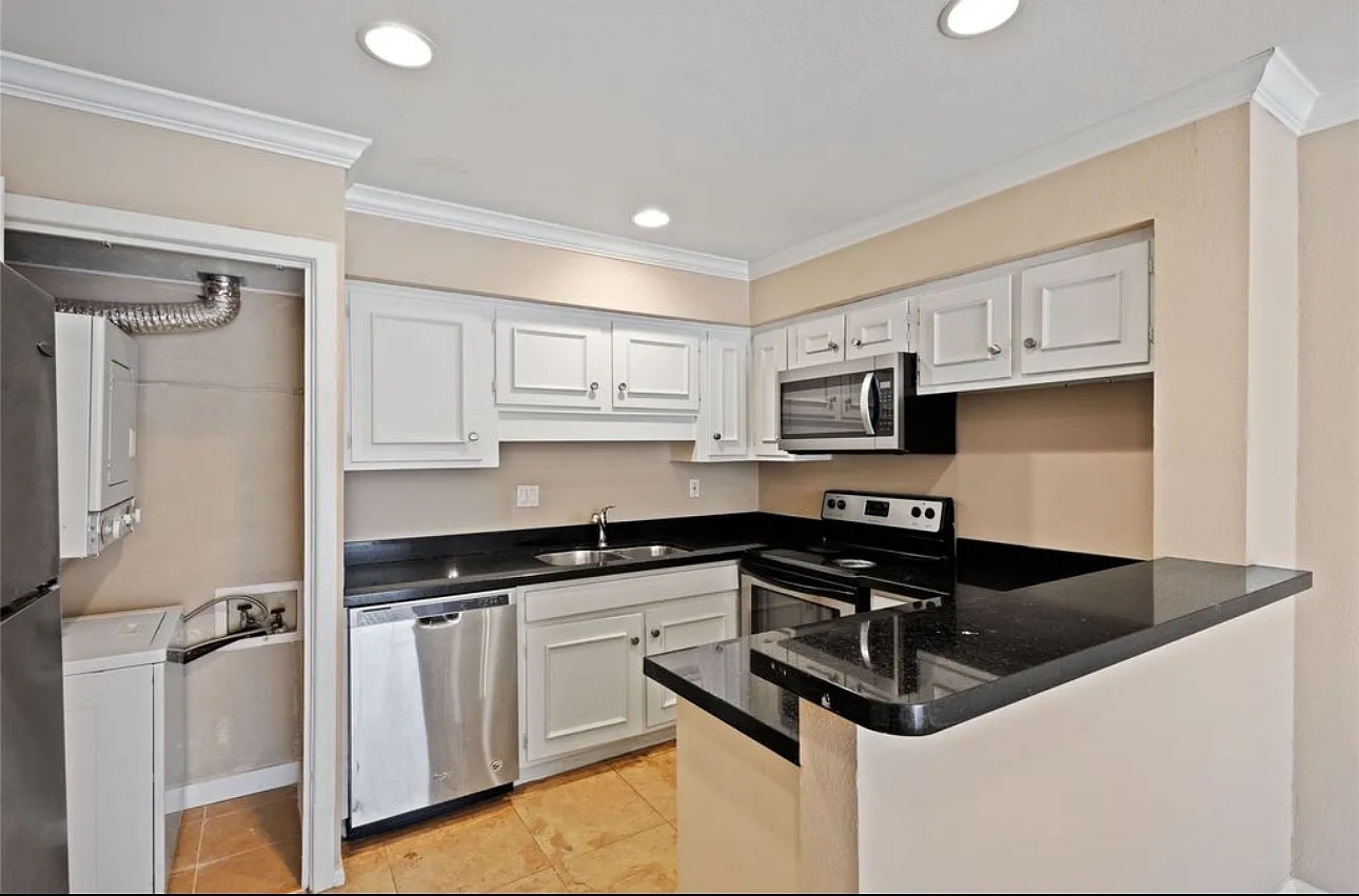 Building Photo - Room in Condo on Fleetwood Oaks Ave