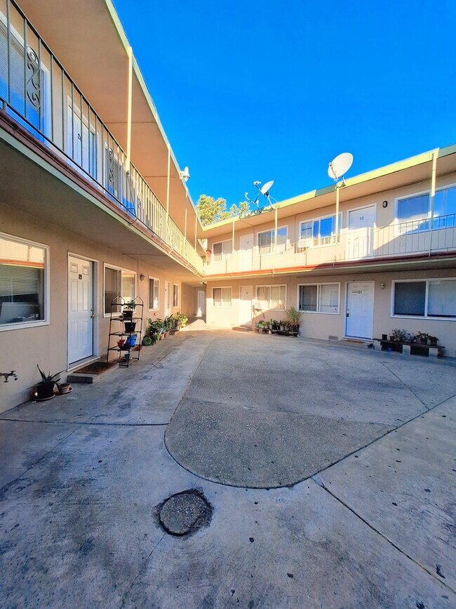 Building Photo - Refurbished 1bd First Floor Apartment With Carport & Laundry & Manager On Site!