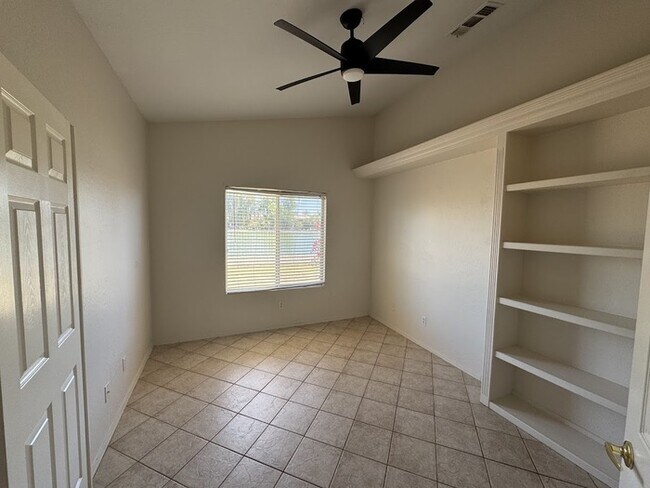 Building Photo - Lakefront with Home Office