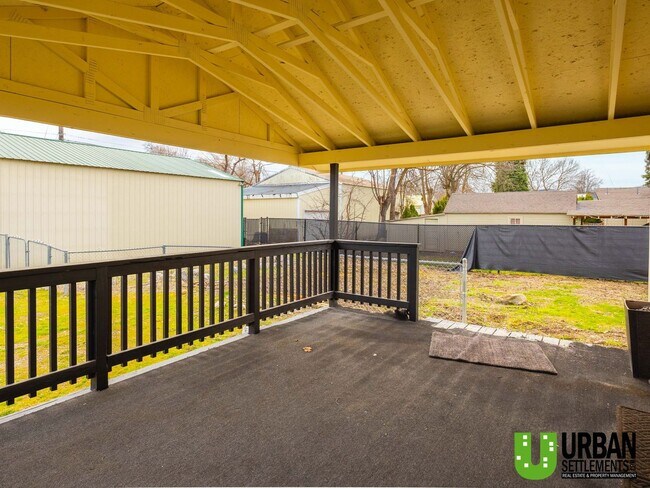 Building Photo - Hard-to-Find 2 Bed Home with HUGE Fenced Yard