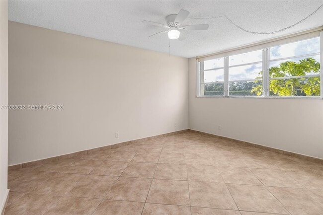 Building Photo - 9820 S Hollybrook Lake Dr