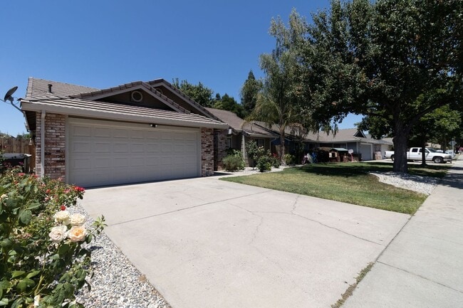 Building Photo - Stunning 3-bedroom, 2-bathroom home with a...
