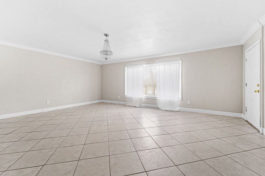 Building Photo - 1345 Drew St