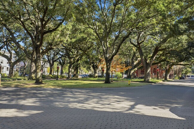 Building Photo - 3 BED | 4 BATH | TWO CAR GARAGE | HISTORIC DISTRICT TOWNHOME