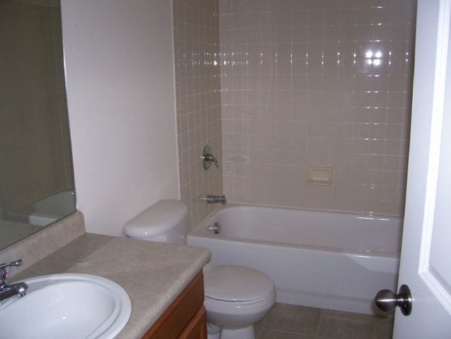 Building Photo - Townhome