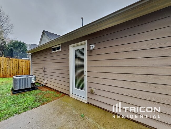 Building Photo - 2767 Lake Park Ridge W