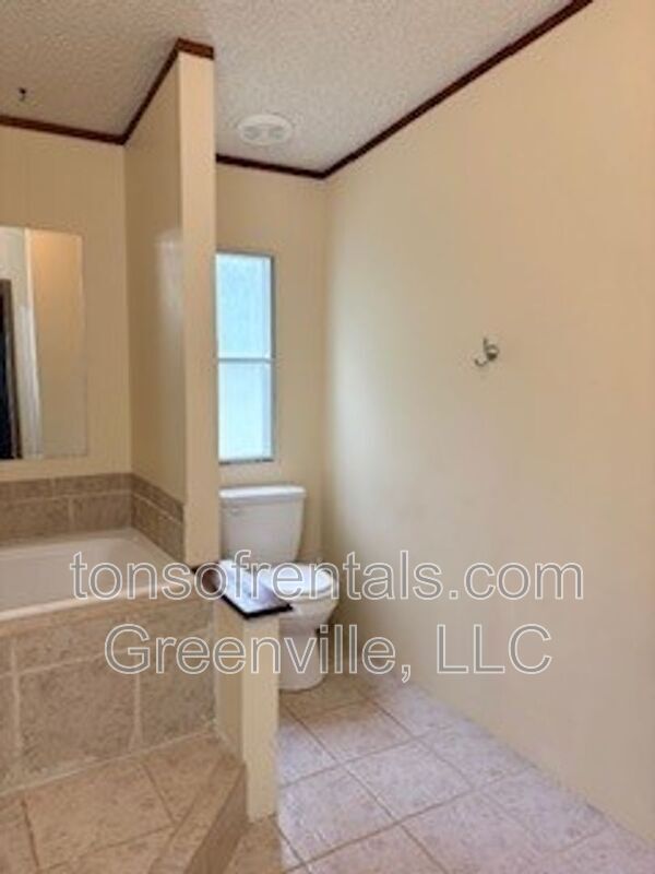 Building Photo - 112 Acorn Trail