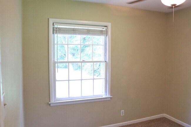 Building Photo - Charming 3-Bedroom + BONUS SUNROOM