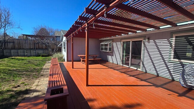 Building Photo - Newly Renovated NW Reno Home