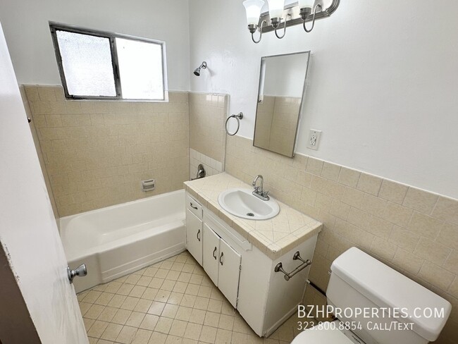 Building Photo - Updated 1Bedrrom 1Bathroom In West Hollywood