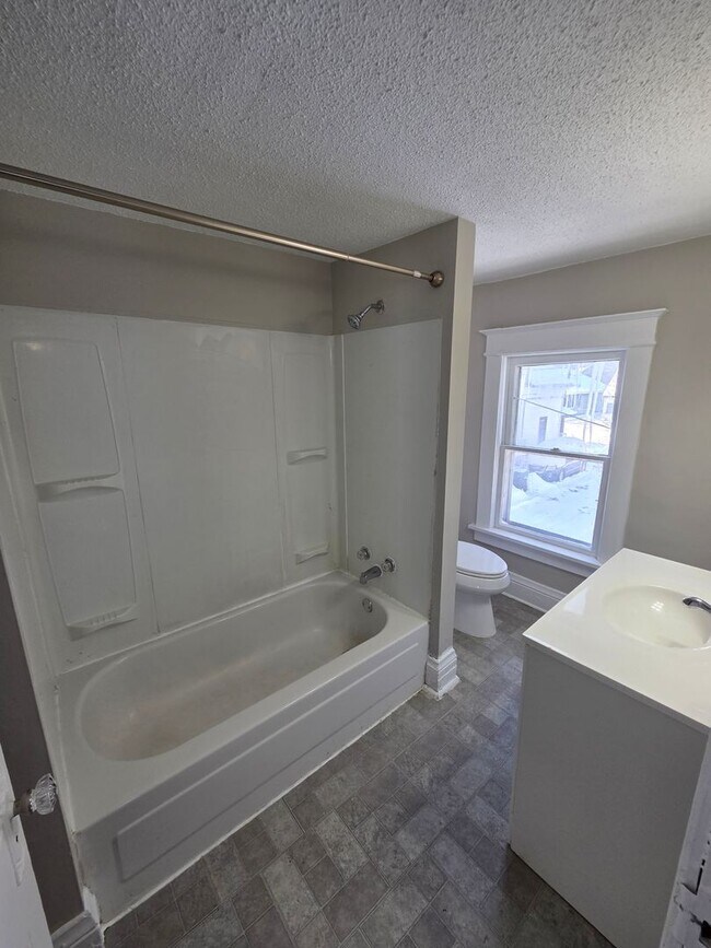 Building Photo - 2 bedroom, 1 bath house