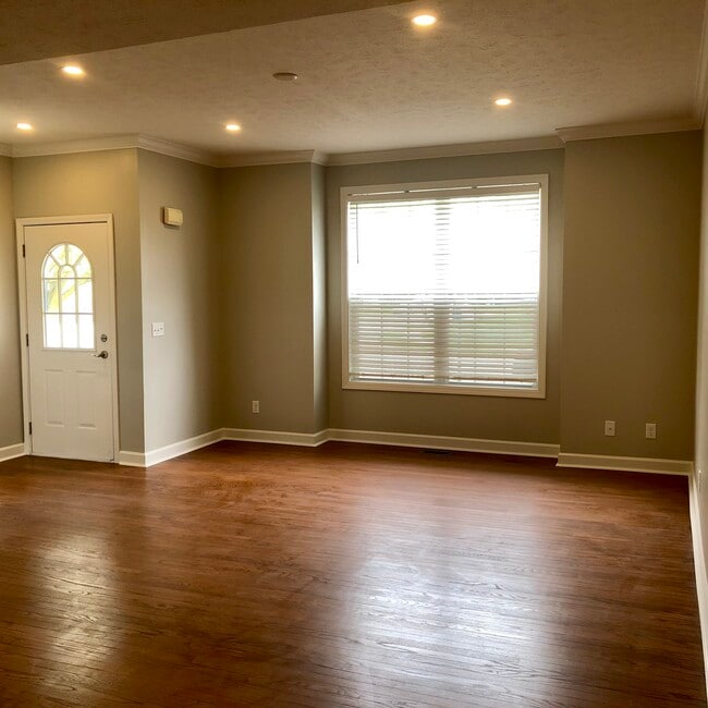 front entrance to living room - 230 Heritage Ln
