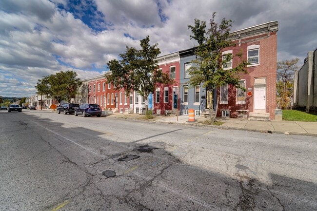 Building Photo - Beautifully Updated Townhome in Prime Loca...