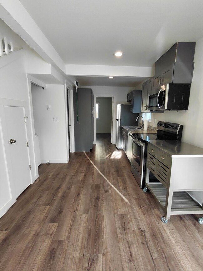 Building Photo - Cozy updated 1 bedroom with rooftop deck