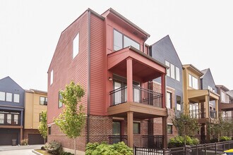 Building Photo - 2 Bedroom Townhome in Chatham Arch