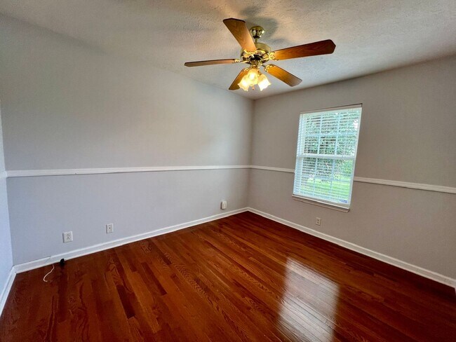 Building Photo - 3 bed, 2 Bath, Garage + Screened Back Porch, Near Cason Ln