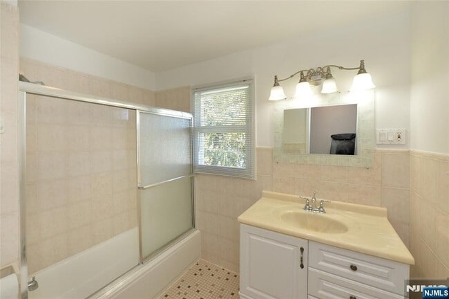 Building Photo - 142 Grand 2