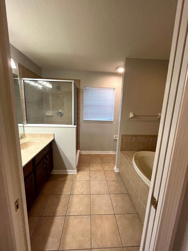 Building Photo - 7843 Foxgrove Dr