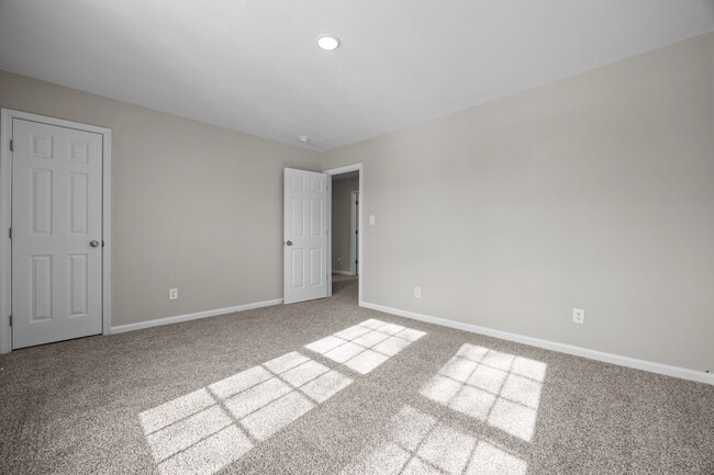 Building Photo - Portsmouth/5 bed 2 bath/Ready for quick move in!!