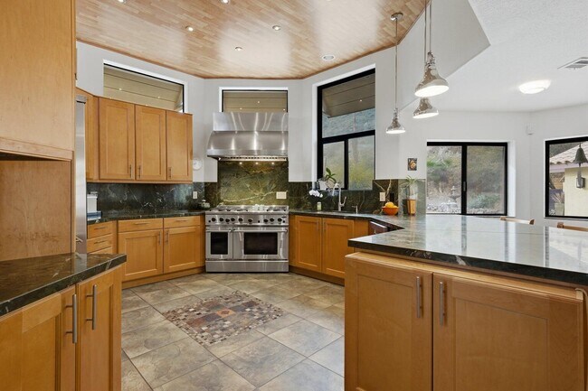 Building Photo - 10 Venus Dr