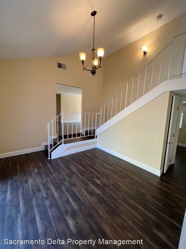 Building Photo - 5 br, 3 bath House - 1901 Walnut Ave - 105...