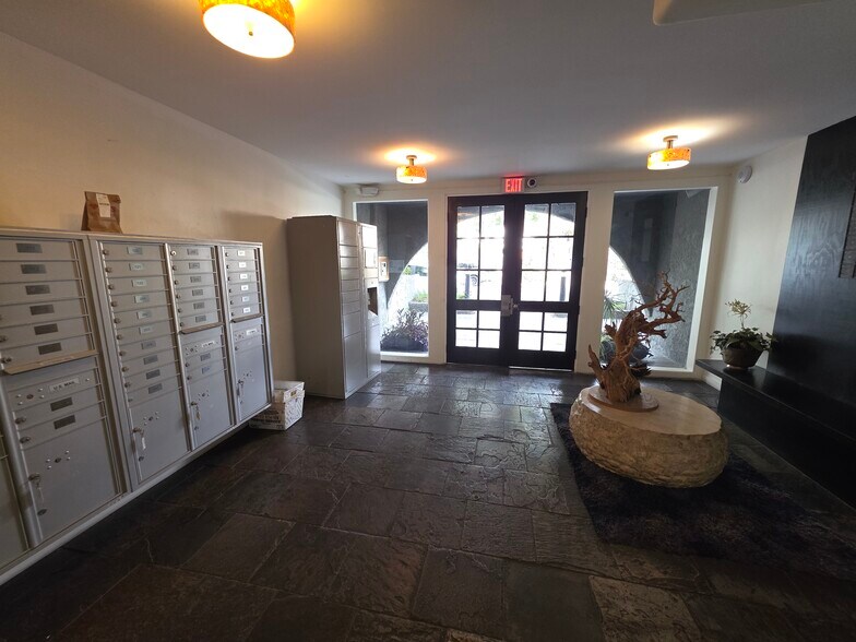 Building Photo - 1351 N Orange Dr