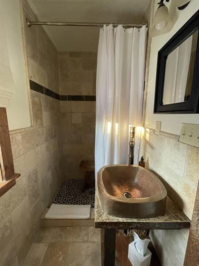 Building Photo - Beautiful remodeled 2 bedroom, 1 bath hous...