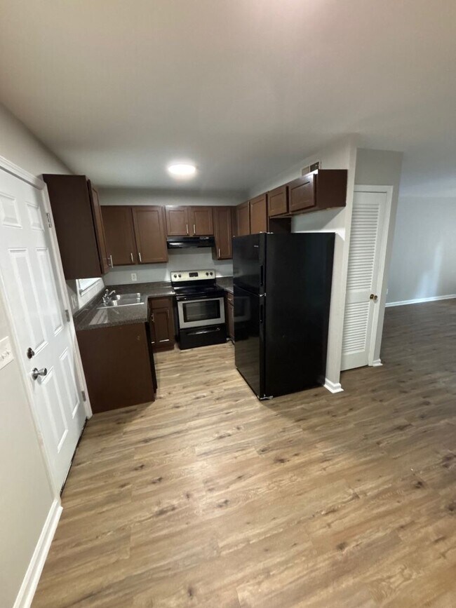 Building Photo - Pineview Pointe Apartments