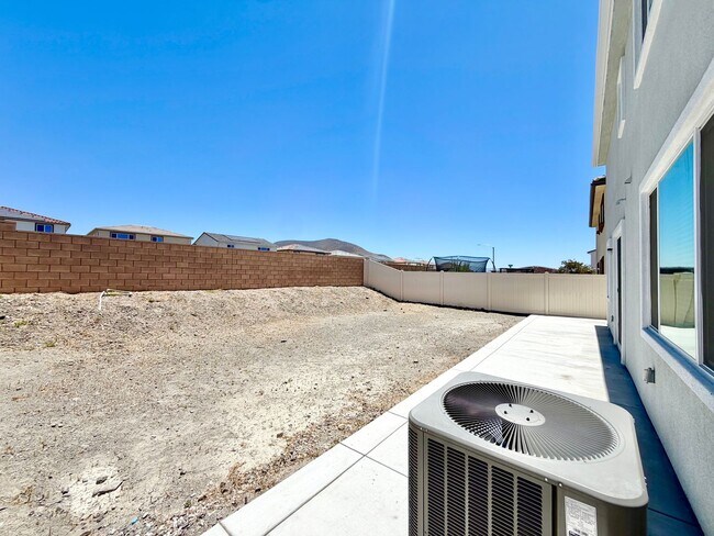 Building Photo - Move-In Ready 5 Bedroom Home with Solar & Large Loft