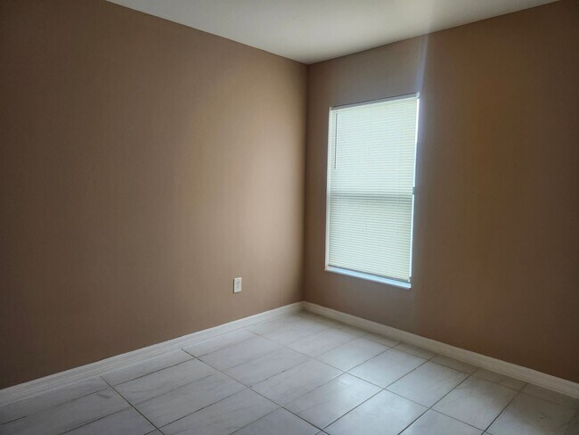 Building Photo - 606-608 Nicholas Pkwy W