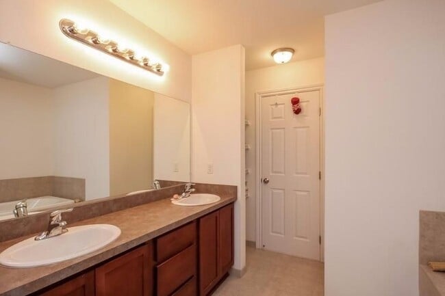 Building Photo - 3370 Endsleigh Ln