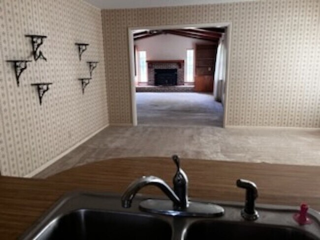 Building Photo - Classic 3/2 in Marianna w/ Lawn Maintenance & Pest Control Included