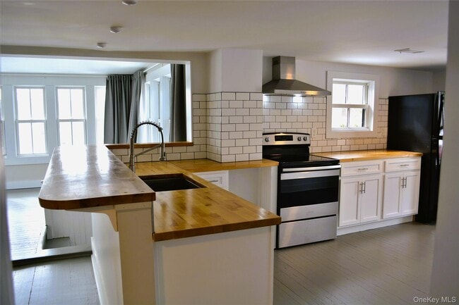 Building Photo - 2303 Lucas Turnpike