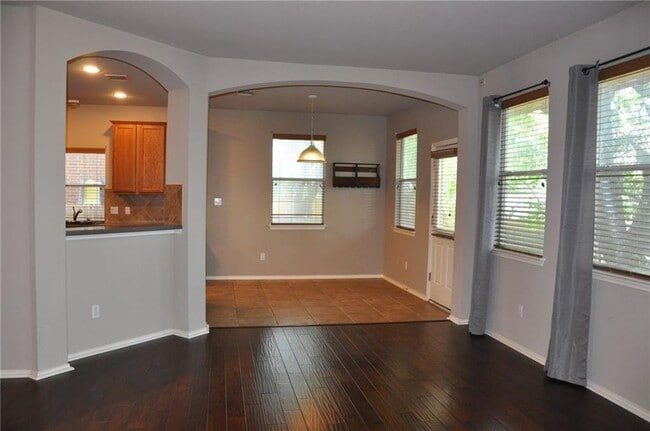 Building Photo - 507 Las Colinas Dr