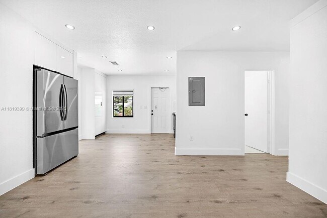 Building Photo - 12400 NE 11th Ct