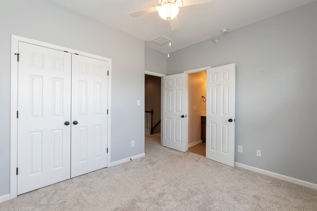 Building Photo - GORGEOUS Well maintained Two Bedroom Townhome!