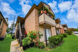 Building Photo - No Carpet. Private Yard. Extra Storage. What More Could You Ask For?
