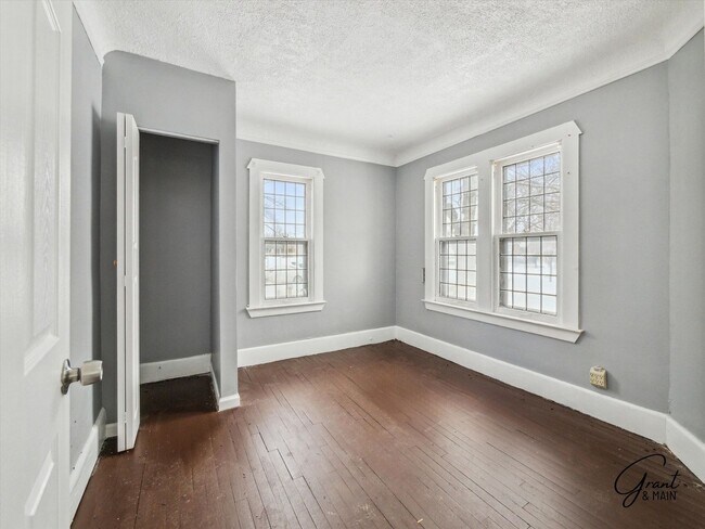 Building Photo - $1200 Bungalow