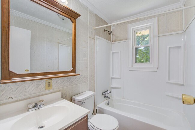 Building Photo - Now Leasing - Charming Renovated 3BR Home Near Downtown Columbia & Major Colleges